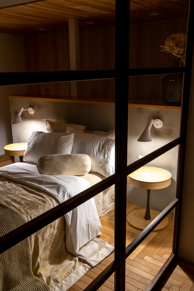 Foto de dormitorio principal romántico sin chimenea con paredes blancas, suelo de madera en tonos medios, madera y papel pintado