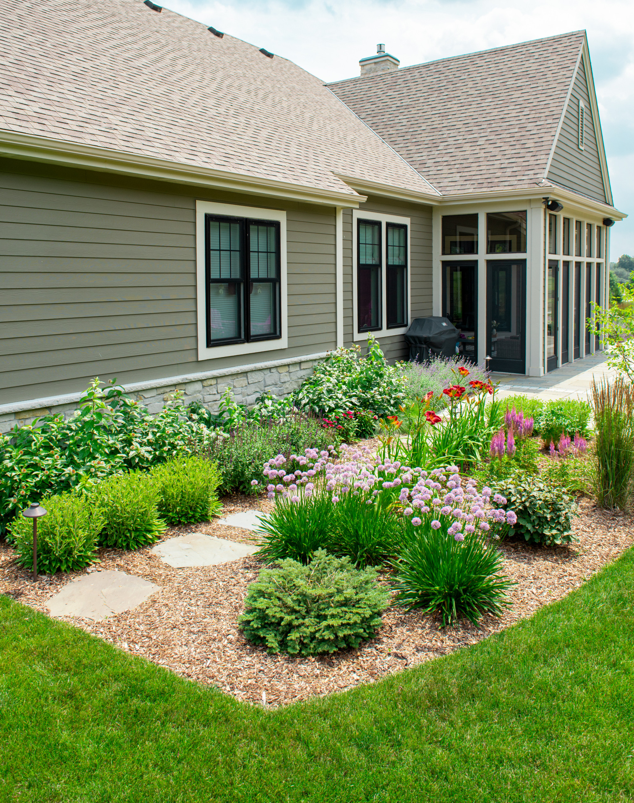 Transitional Back Landscape - Mequon, WI