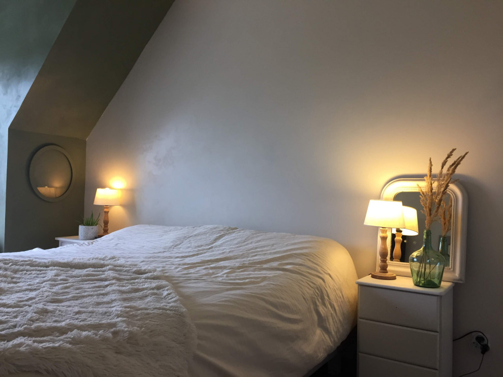 Modelo de dormitorio principal y beige y blanco escandinavo de tamaño medio con paredes verdes y suelo de madera clara