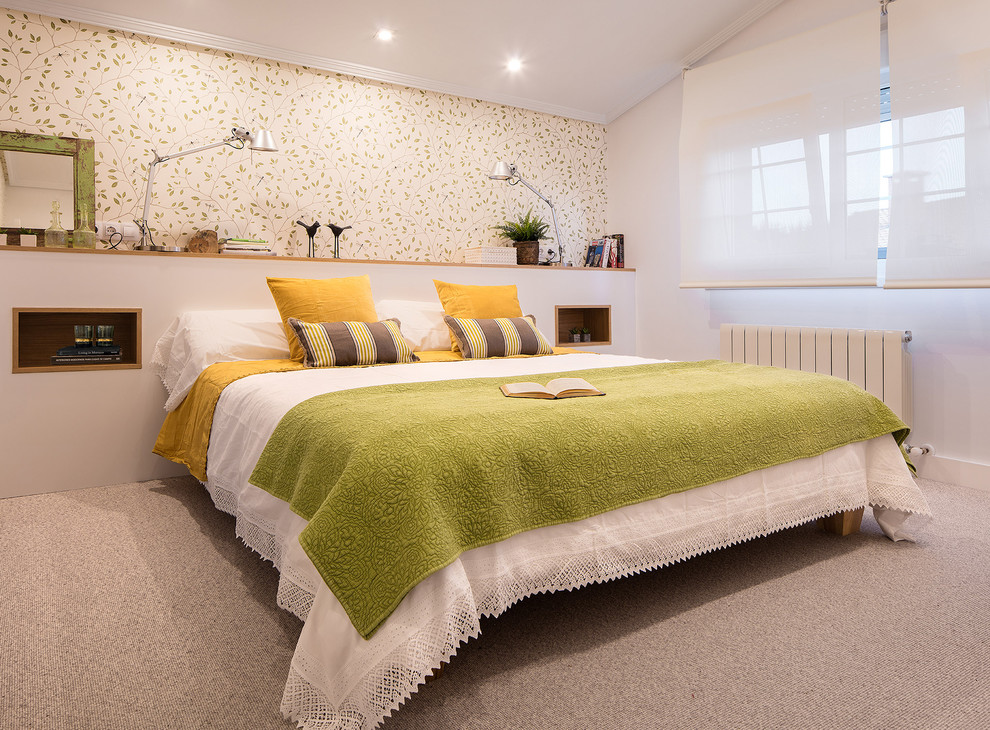 Inspiration for a mid-sized modern master bedroom in Bilbao with white walls, carpet and grey floor.