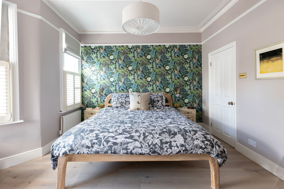 Diseño de dormitorio principal actual grande con paredes grises, suelo de madera en tonos medios y suelo marrón
