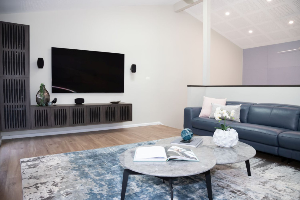 Großes Modernes Wohnzimmer mit weißer Wandfarbe, Laminat, Multimediawand, beigem Boden und gewölbter Decke in Sydney