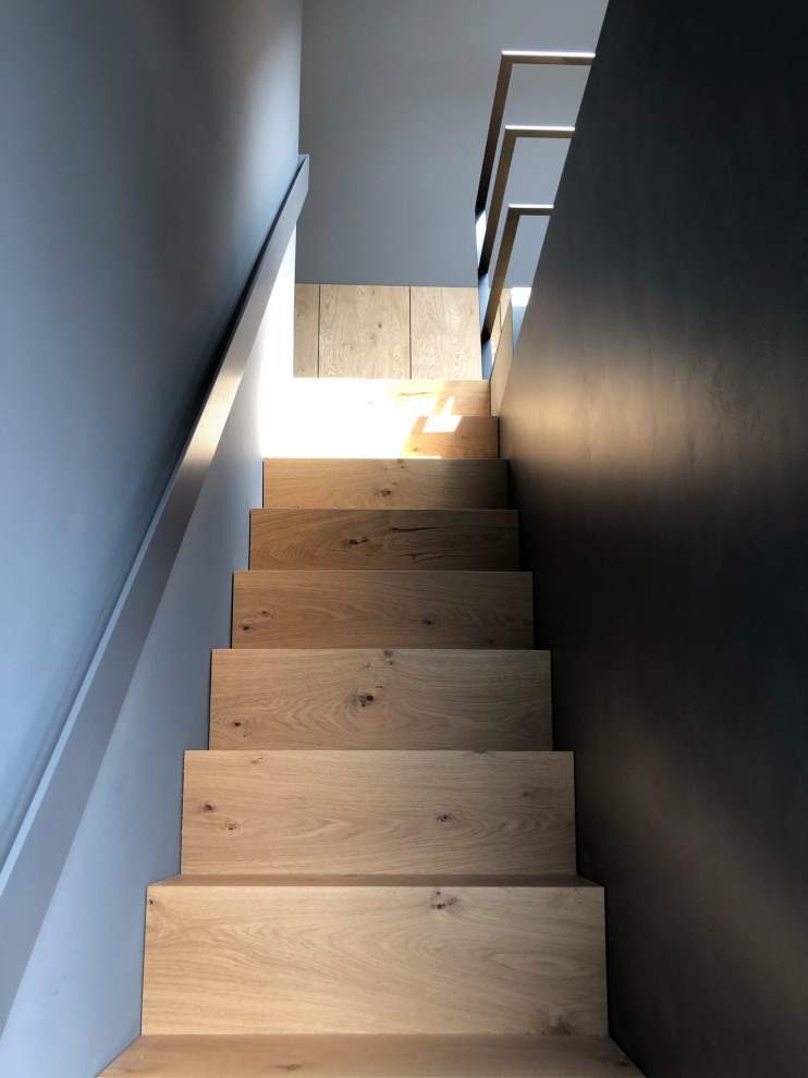 Gerade, Kleine Moderne Treppe mit Holz-Setzstufen und Ziegelwänden in Köln