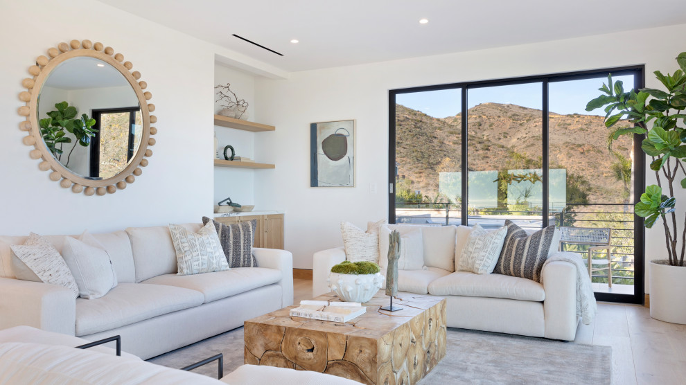 Contemporary living room in Los Angeles.