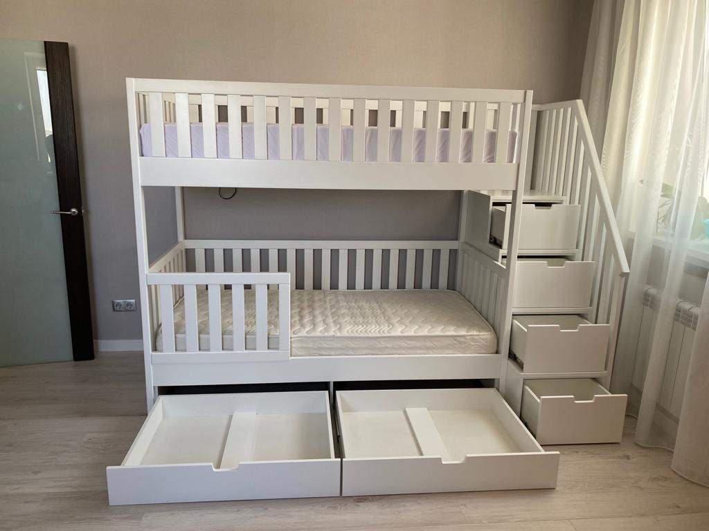 Двухъярусная кровать с лестницей-комодом