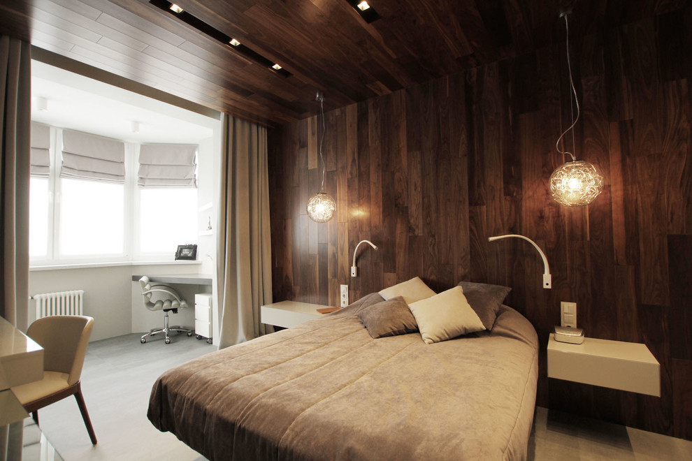 Стильный дизайн: хозяйская спальня среднего размера с серыми стенами и полом из керамогранита - последний тренд