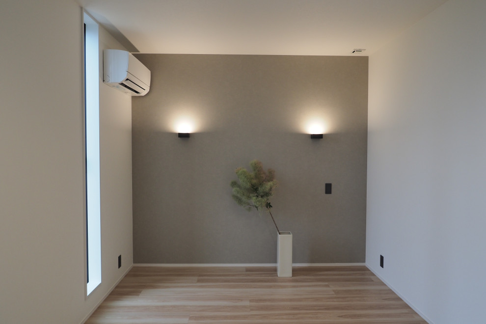 На фото: хозяйская спальня в стиле модернизм с серыми стенами, бежевым полом, потолком с обоями, обоями на стенах и полом из фанеры