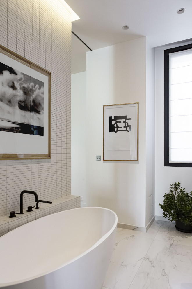 Example of a minimalist bathroom design in Paris