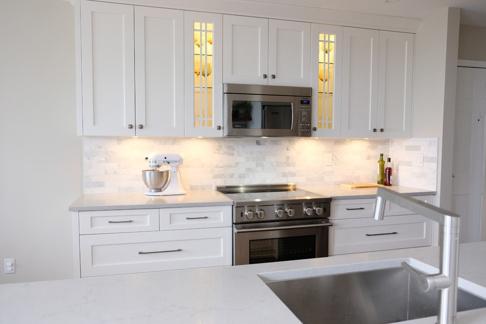 Transitional kitchen photo in Vancouver