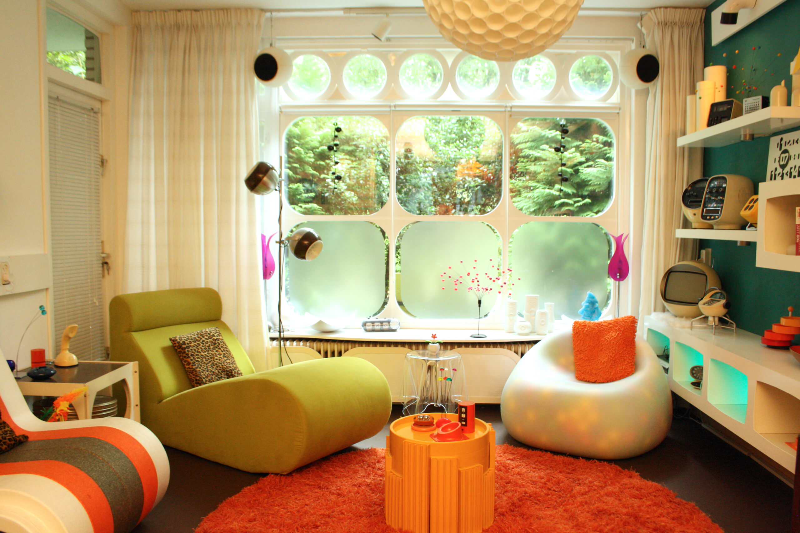 My Houzz: Plastic Is King in an Out-of-This-World Home, image size:2560x1706