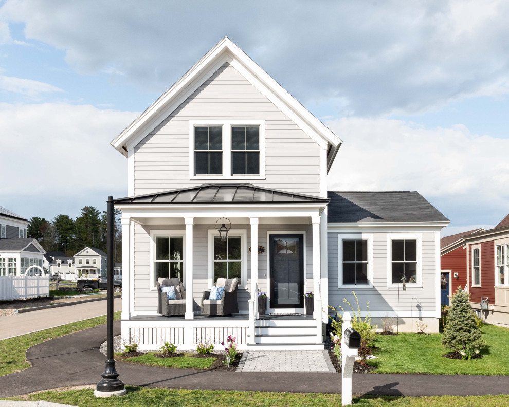 Kleines, Zweistöckiges Klassisches Einfamilienhaus mit Faserzement-Fassade, grauer Fassadenfarbe, Satteldach, Schindeldach, grauem Dach und Verschalung in Portland Maine