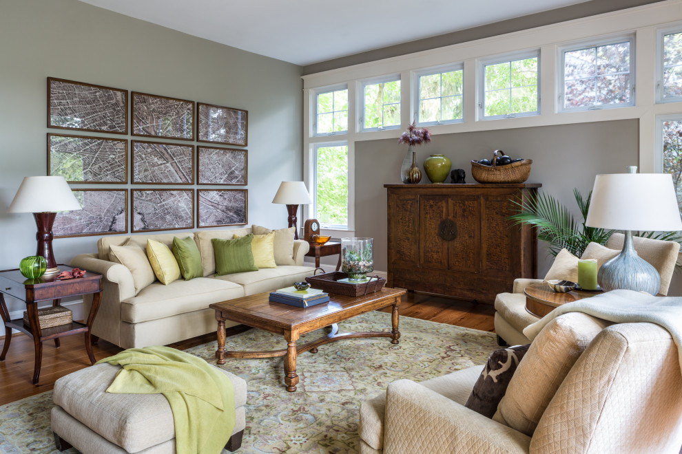 Immagine di un soggiorno chic con pareti grigie, pavimento in legno massello medio e pavimento marrone