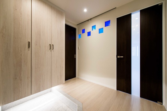 沖縄　豊見城の家 moderno-ingresso