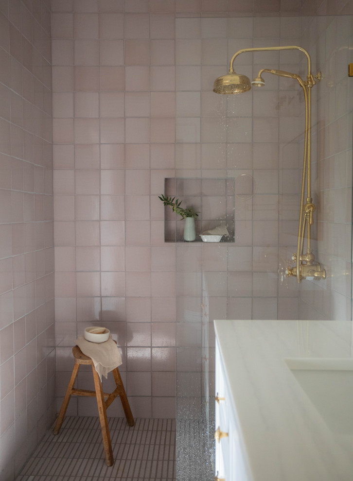 Diseño de cuarto de baño principal campestre de tamaño medio con ducha esquinera, baldosas y/o azulejos rosa, paredes rosas, suelo de baldosas de cerámica, suelo rosa y ducha con puerta con bisagras