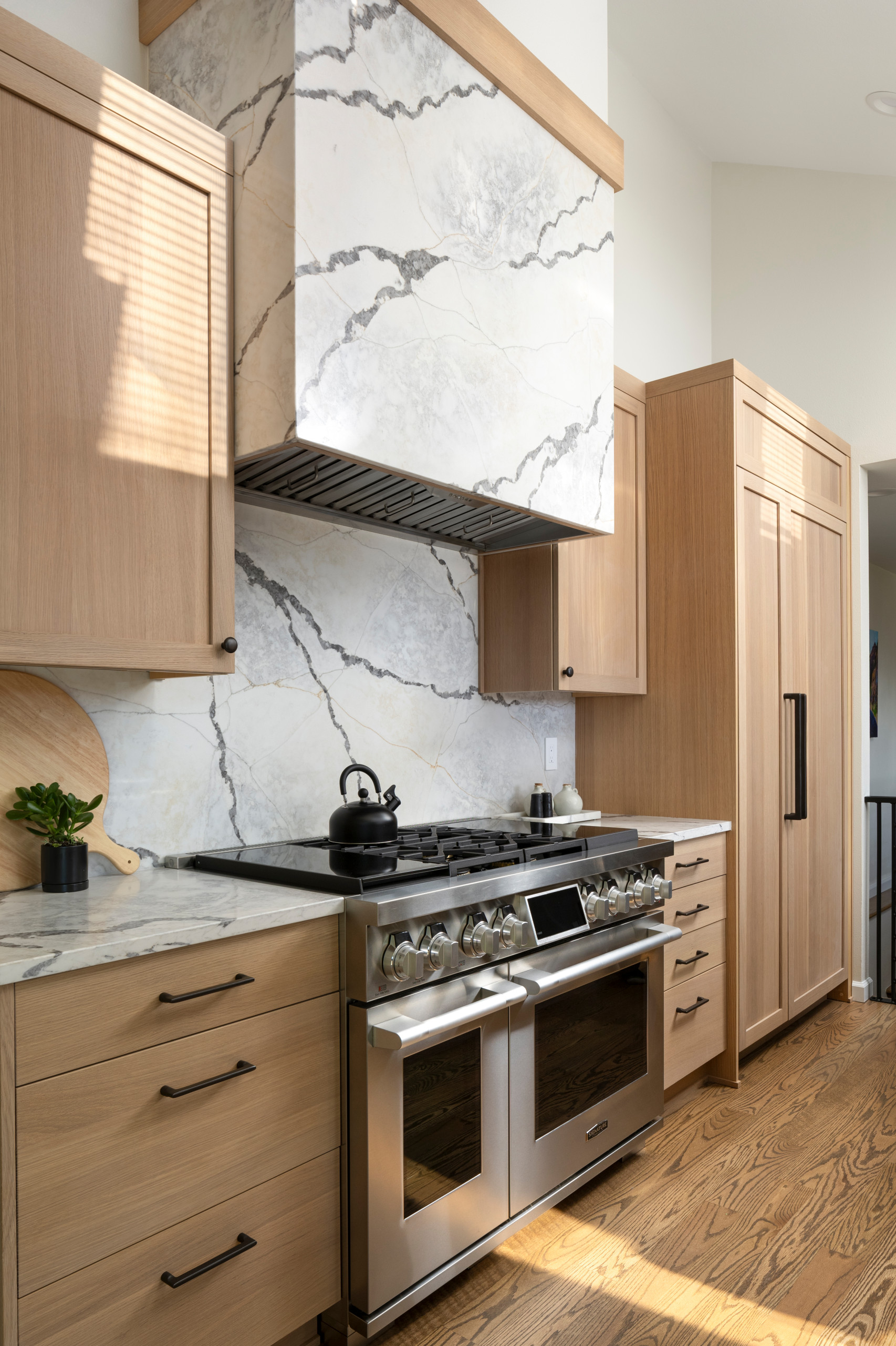 Oak & Onyx Elegance