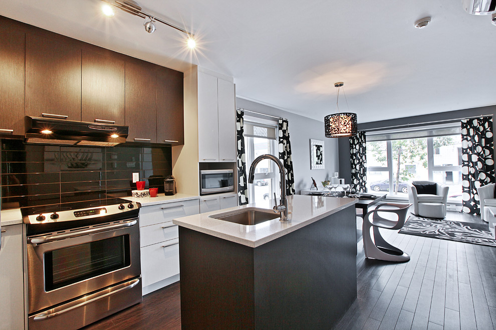 Inspiration for a modern kitchen in Montreal.