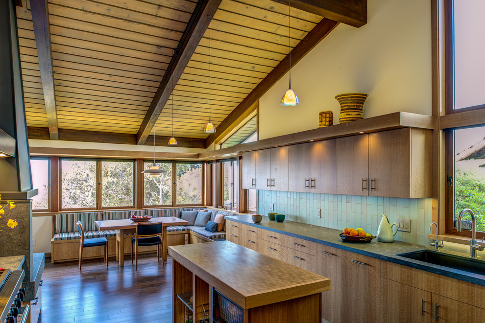 This is an example of a midcentury home design in San Francisco.
