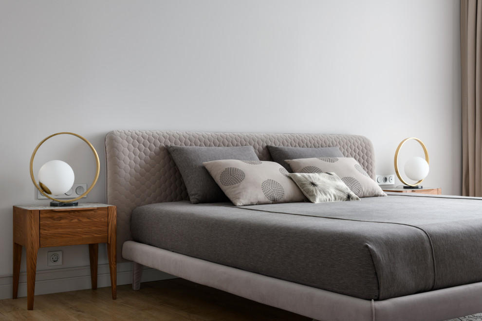 Свежая идея для дизайна: хозяйская спальня среднего размера в современном стиле с серыми стенами, полом из винила и бежевым полом - отличное фото интерьера