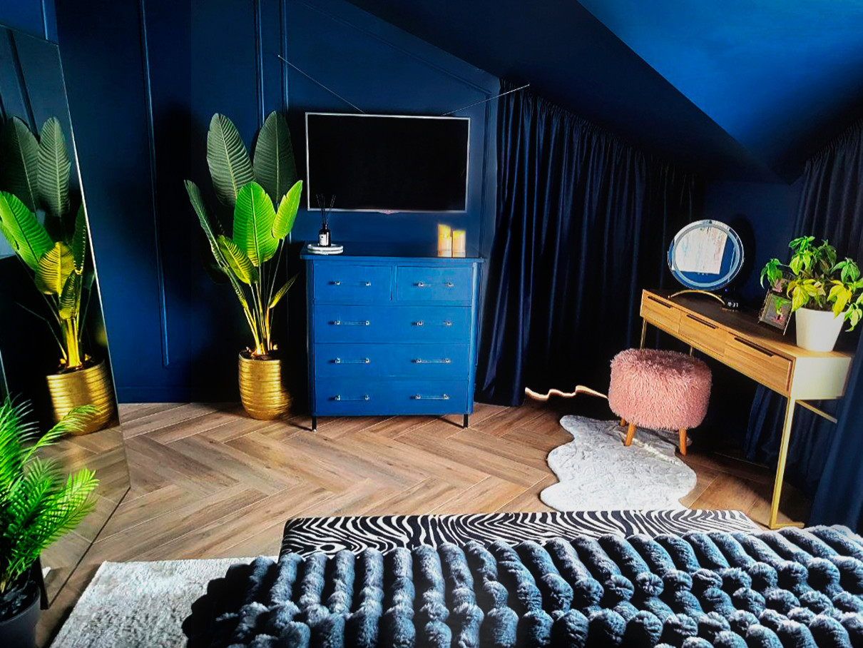 Роскошная синяя спальня на мансардном этаже