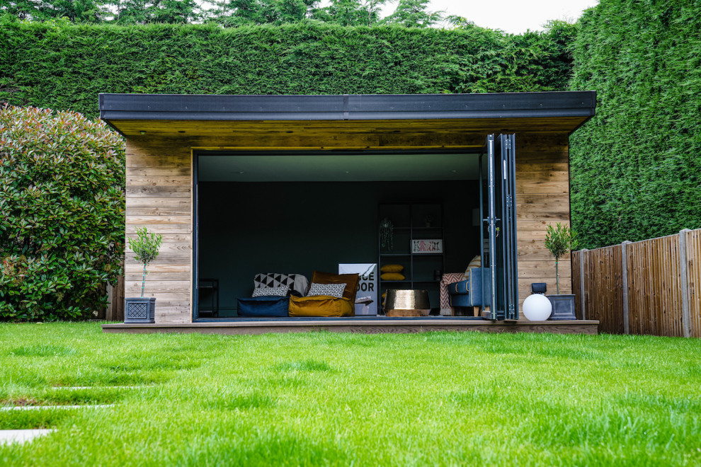 Photo of a medium sized contemporary detached office/studio/workshop in Surrey.