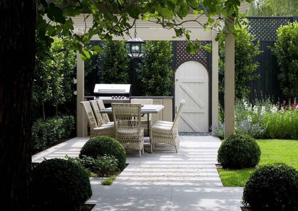 Photo of a traditional backyard patio in Melbourne with a pergola.