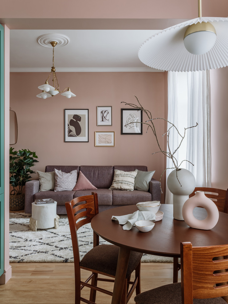 На фото: открытая гостиная комната среднего размера в стиле ретро с розовыми стенами и светлым паркетным полом