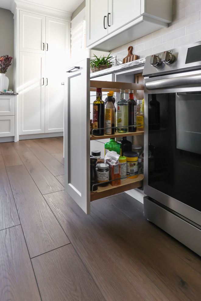 Transitional kitchen photo in Toronto