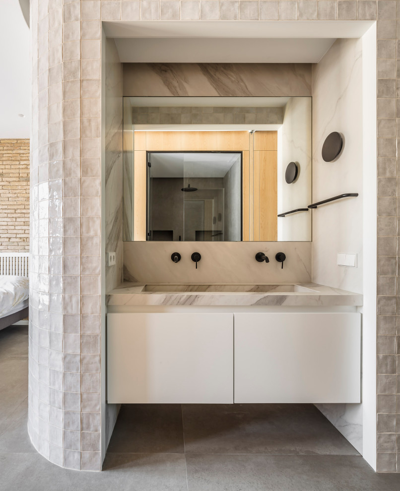 Diseño de cuarto de baño único, flotante y gris y blanco actual de tamaño medio con armarios con paneles lisos, aseo y ducha, lavabo de seno grande, encimera de acrílico y ducha con puerta con bisagras