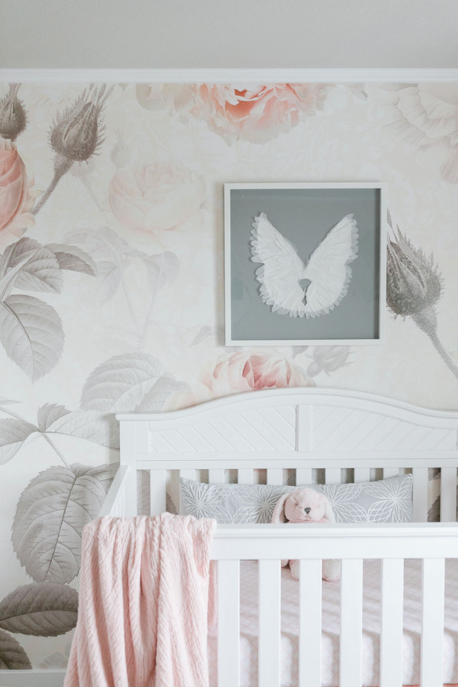 Diseño de habitación de bebé niña clásica renovada de tamaño medio con paredes rosas, moqueta, suelo beige y papel pintado