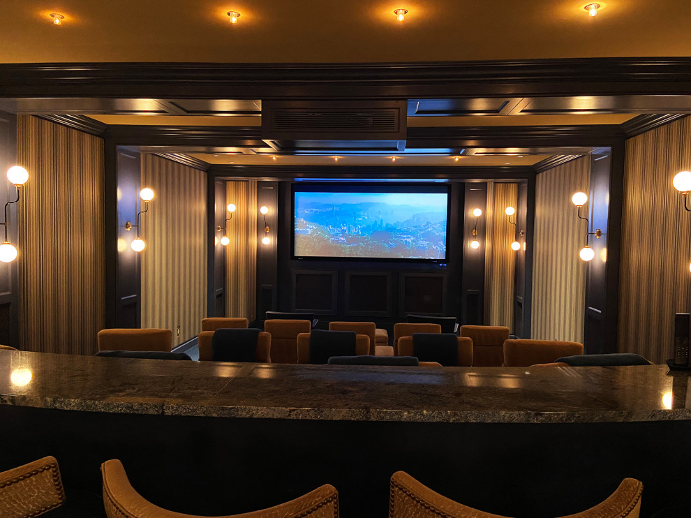Exemple d'une salle de cinéma chic fermée avec un mur beige, moquette, un écran de projection et un sol bleu.
