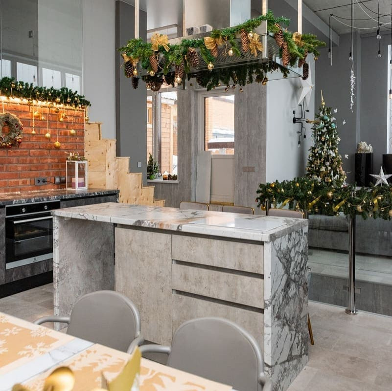 Кухня с островом в загородном доме в стиле лофт