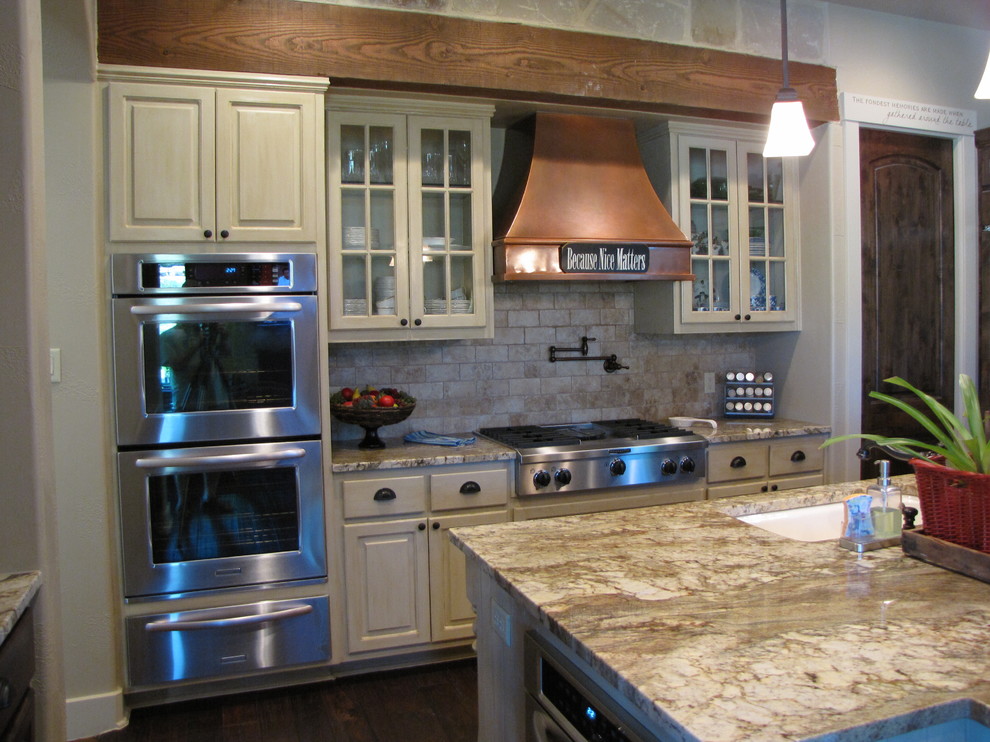 Transitional kitchen photo in Austin