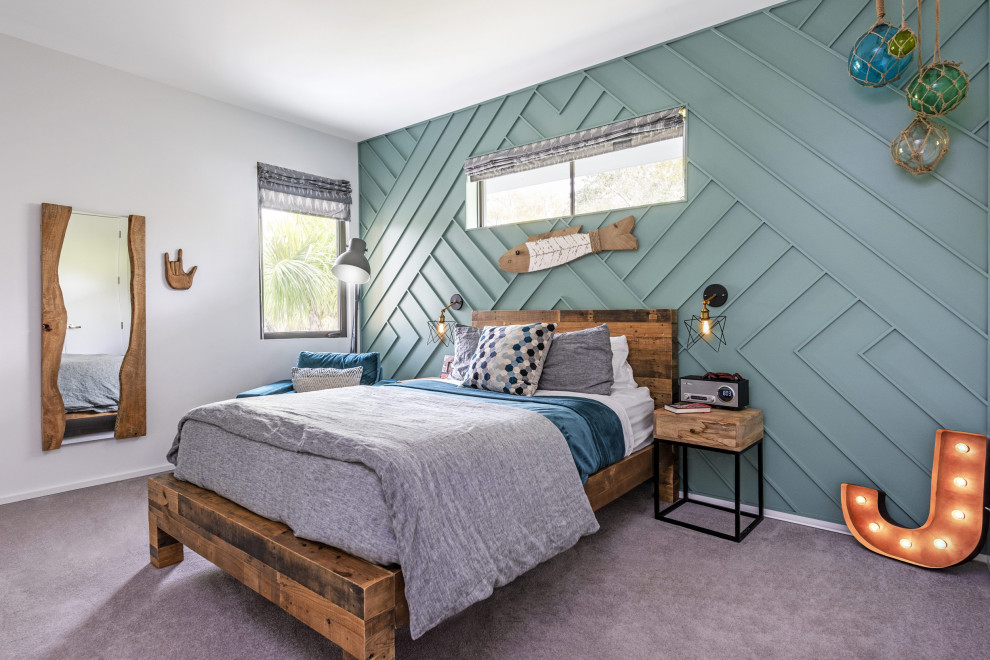Стильный дизайн: спальня в современном стиле с синими стенами, ковровым покрытием, серым полом и панелями на части стены - последний тренд