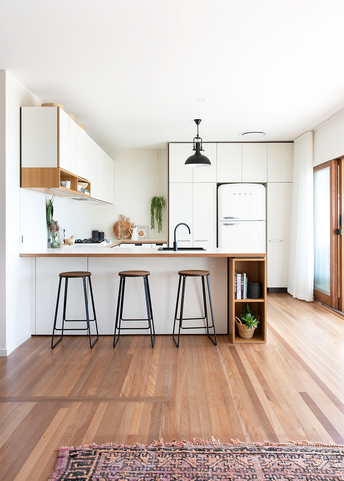 Design ideas for a beach style kitchen in Gold Coast - Tweed.