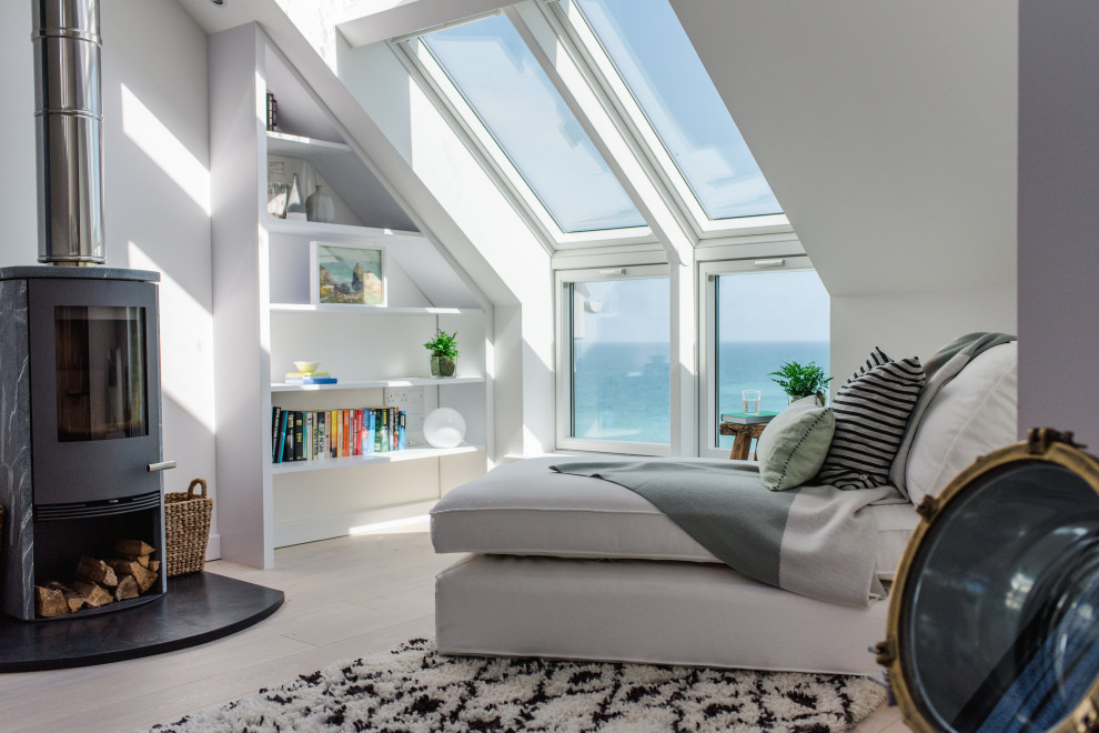 Idee per un soggiorno stile marinaro di medie dimensioni con camino classico