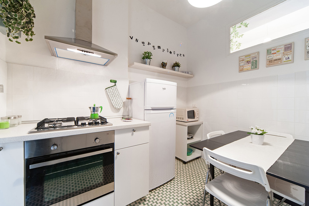 Photo of a contemporary eat-in kitchen in Rome with flat-panel cabinets, white cabinets, granite benchtops and white splashback.