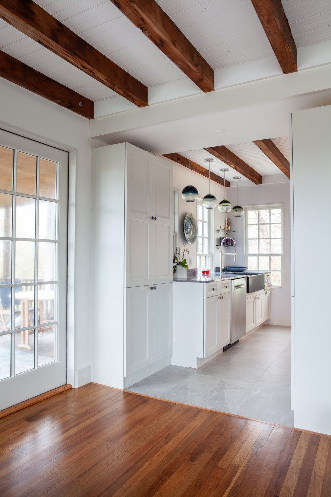 Diseño de cocina minimalista pequeña sin isla con armarios estilo shaker, puertas de armario blancas y encimeras azules
