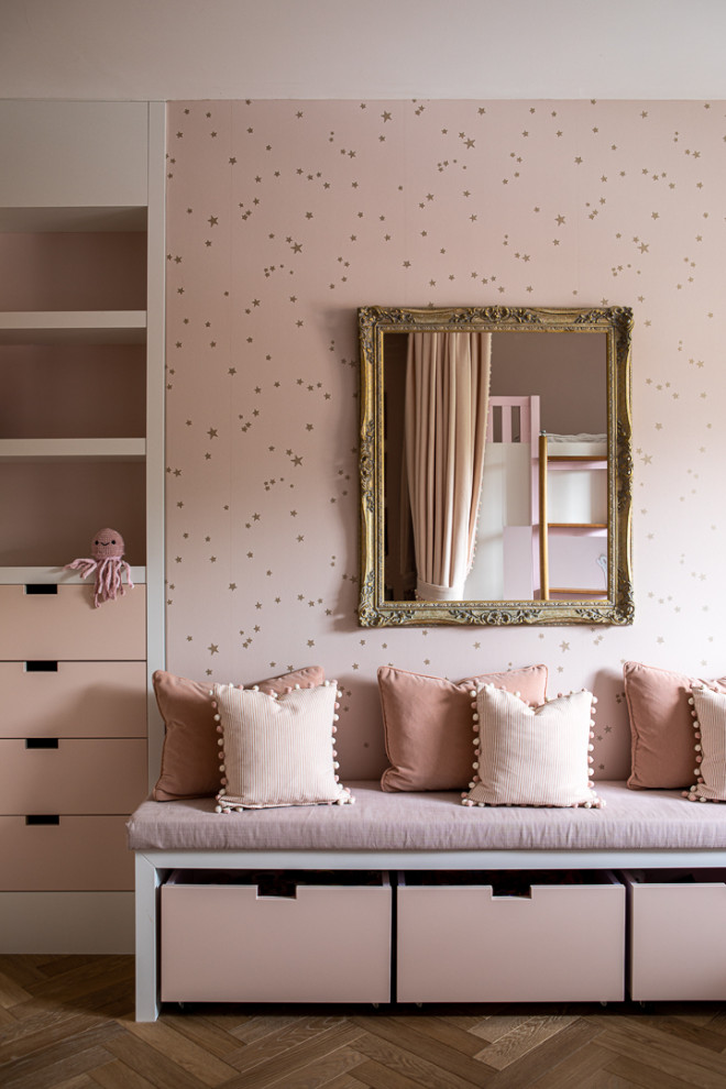 Diseño de dormitorio infantil de 4 a 10 años actual de tamaño medio con paredes rosas, suelo de madera clara, suelo gris y papel pintado