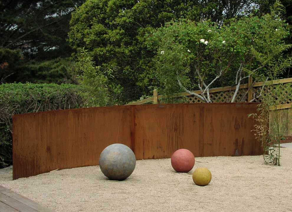 Design ideas for a modern backyard garden in San Francisco with gravel.