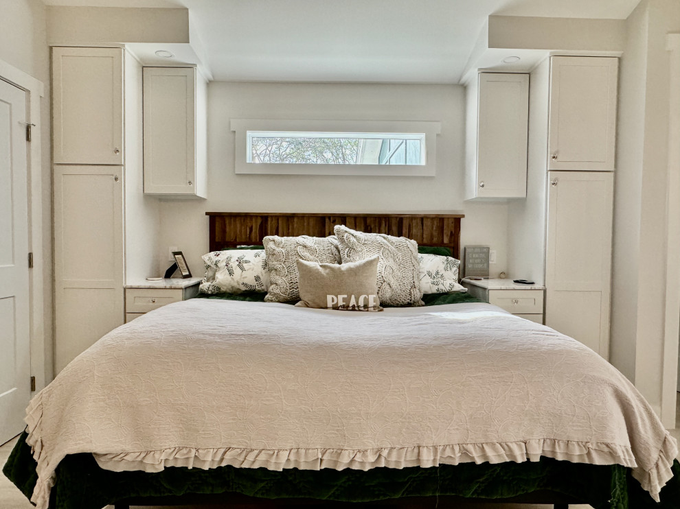 マイアミにある広いエクレクティックスタイルのおしゃれな主寝室 (ベージュの壁、磁器タイルの床、吊り下げ式暖炉、木材の暖炉まわり、ベージュの床、三角天井)