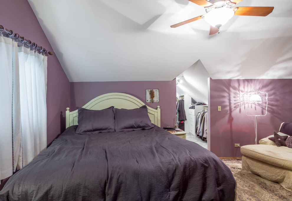 Ejemplo de dormitorio principal romántico de tamaño medio sin chimenea con paredes púrpuras, moqueta, suelo gris, vigas vistas y boiserie