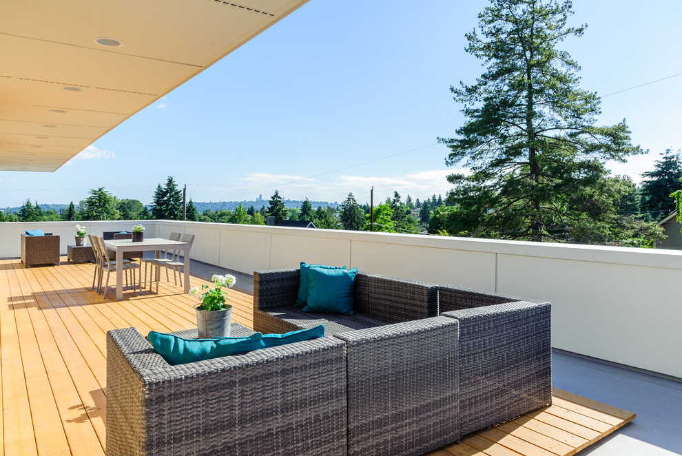 Photo of a modern deck in Seattle.