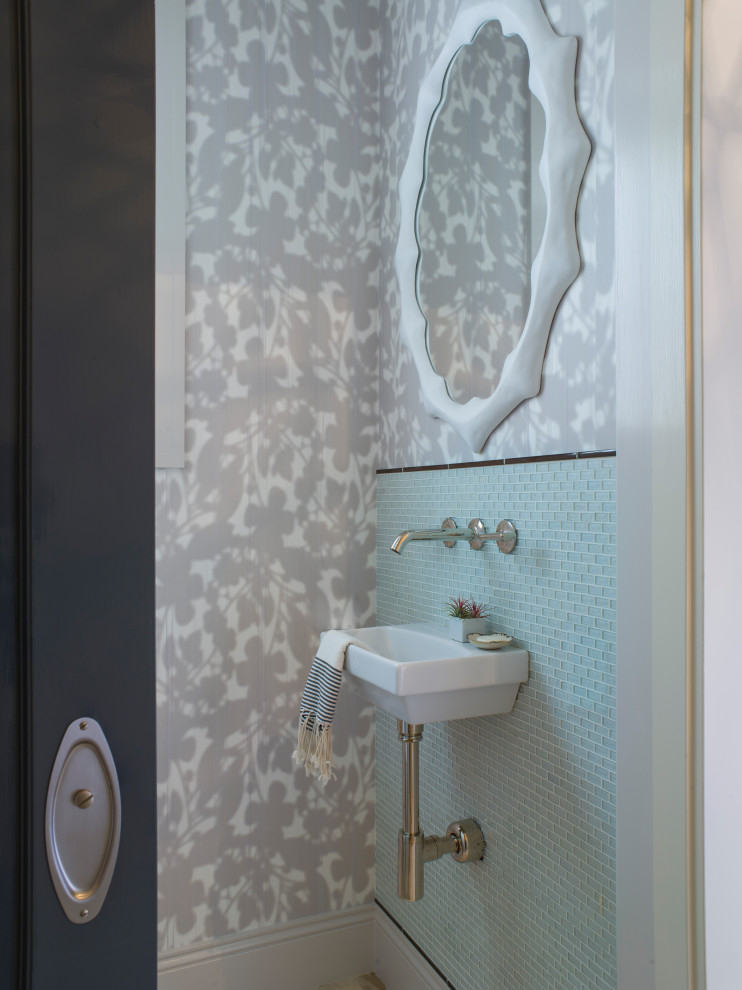Idéer för ett klassiskt toalett, med ett väggmonterat handfat