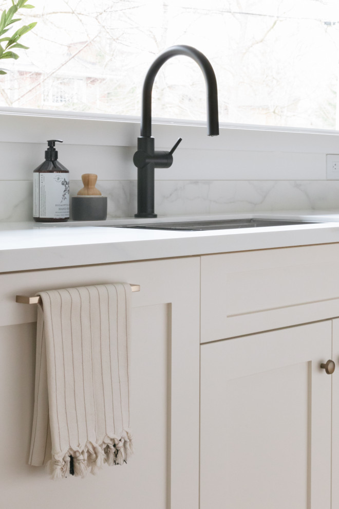 Kitchen - transitional kitchen idea