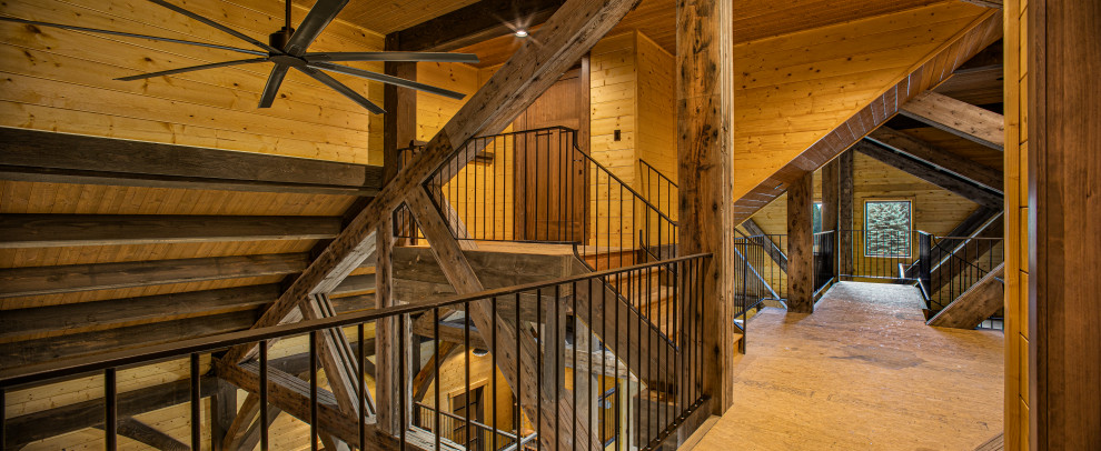 Mountain style metal railing balcony photo in Seattle