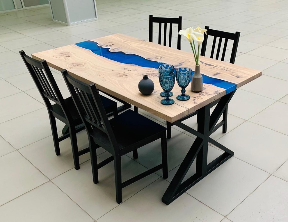 Обеденный стол из карагача с рекой цвета королевский синий