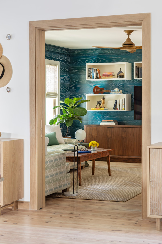 На фото: маленькая изолированная гостиная комната в морском стиле с синими стенами, светлым паркетным полом, телевизором на стене и деревянными стенами для на участке и в саду с