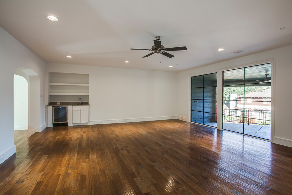 Example of a transitional home design design in Dallas