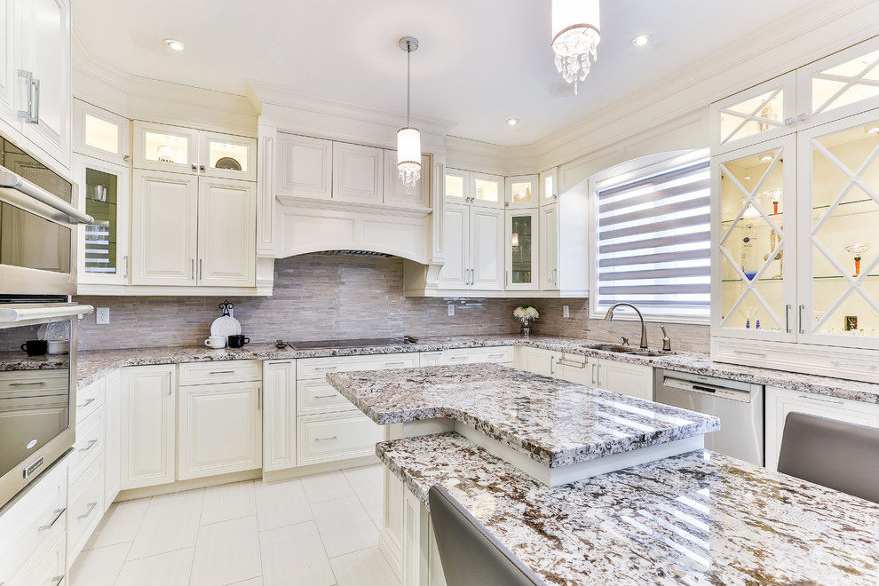 Transitional kitchen photo in Toronto