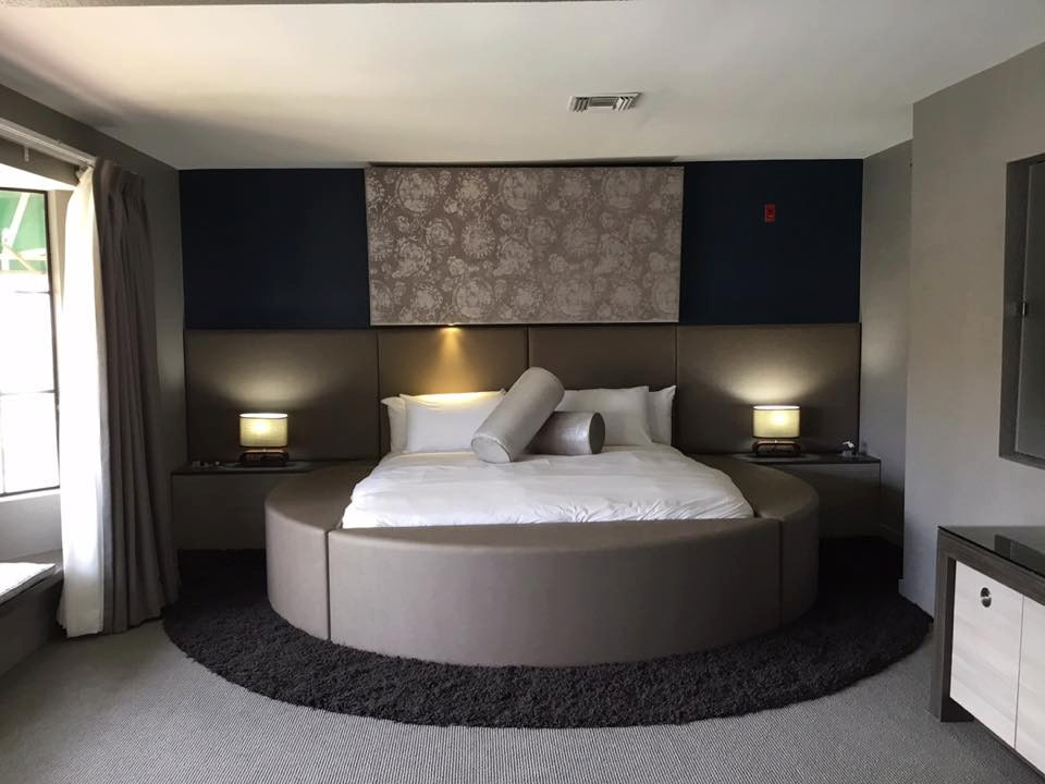ラスベガスにある広いコンテンポラリースタイルのおしゃれなロフト寝室 (グレーの壁、カーペット敷き、グレーの床、パネル壁)